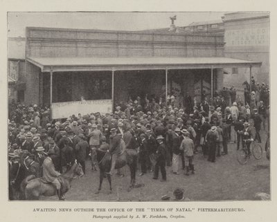 Times of Natal, Pietermaritzburg Ofisi Dışında Haber Bekleniyor by English Photographer