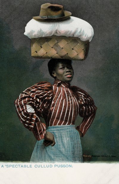 Kafasında bir şapka ile tepesinde keten bir sepet olan siyah kız (fotoğraf) by English Photographer