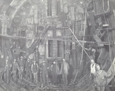 Blackwall Tüneli: bir grup işçi hava kilidinde duruyor, 1894 by English Photographer