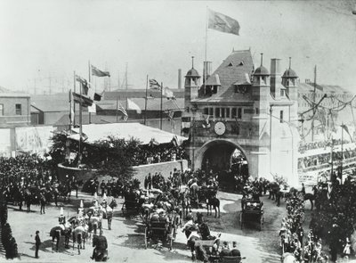 Blackwall Tüneli: atlı arabalar tünelin giriş tören açıklığından geçer, 1897 by English Photographer