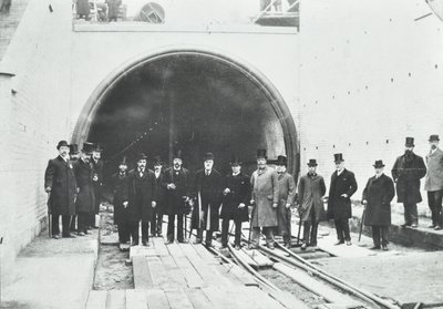 Blackwall Tüneli: Su altı kısmının devlet adamları tarafından incelenmesi, 1895 by English Photographer