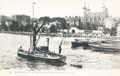 Arka planda Londra Kulesi ile Thames Nehri üzerinde tekneler by English Photographer
