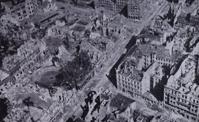 Berlin, Almanya, İkinci Dünya Savaşı'nın bombalanan kalıntıları by English Photographer