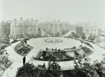 Boundary Estate: Arnold Circus, halka açık bahçelerin ve dairelerin görünümü, Londra by English Photographer