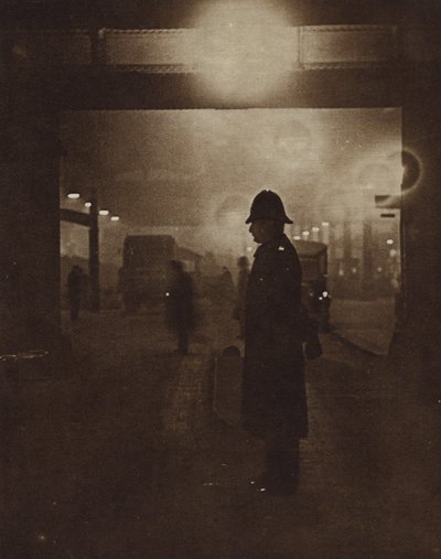 Sisli bir sokakta İngiliz polisi (s/b fotoğraf) by English Photographer