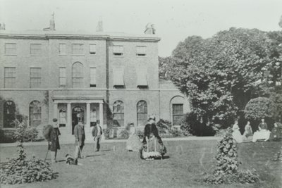 Broomwood House, Broomwood Road: arkadan yükseklik, Londra, 1890 by English Photographer