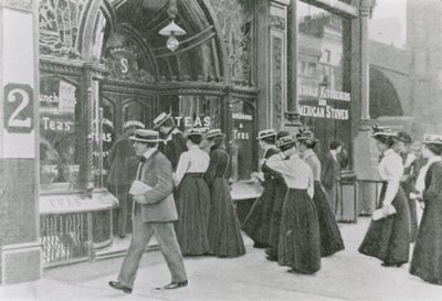 Buckingham Sarayı Bahçe Partisi, 1911 by English Photographer