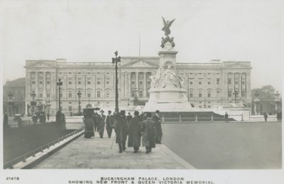 Buckingham Sarayı, Londra, Yeni Cephe ve Kraliçe Victoria Anıtı Gösteriliyor by English Photographer