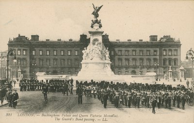 Buckingham Sarayı ve Kraliçe Victoria Anıtı; Muhafızlar Bandı geçiyor by English Photographer