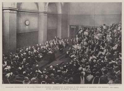 Kraliyet Cerrahlar Koleji'nin Yüzüncü Yıl Kutlaması, 26 Temmuz'da Londra Üniversitesi'nde Marquis of Salisbury, Lord Rosebery ve Diğerlerine Diploma Sunumu by English Photographer