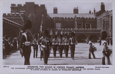 Muhafızları Değiştirme, St James Sarayı, Londra (s/b fotoğraf) by English Photographer