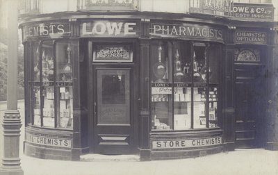 Charles Lowe & Co Eczane Mağazası, Newbury, Berkshire (s/b fotoğraf) by English Photographer