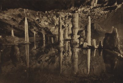 Cheddar Mağaraları: Dikit Sütunlar, Yansıyan Güzel Bir Grup (b/w fotoğraf) by English Photographer