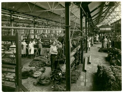 Şönil sarma, halı fabrikası, 1923 by English Photographer