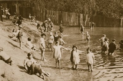 Hampstead göletinde oynayan çocuklar (sepya fotoğrafı) by English Photographer