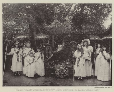 Royal Botanic Societys Gardens, Regents Park, Bayan Garfords Dream of Beauty'de Çocuk Çiçek Şenliği by English Photographer