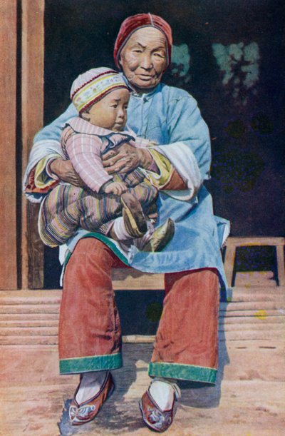 Çinli büyükanne, torunu ile pantolon giyiyor by English Photographer