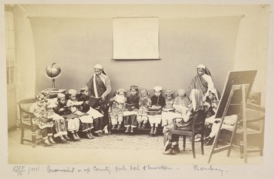 Bir mofussil veya taşralı kız okulunda metresi olan sınıf, Bombay, c. 1873 (s/b fotoğraf) by English Photographer