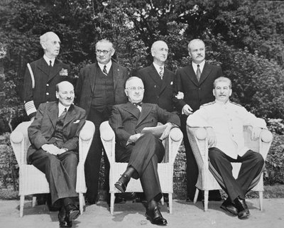 Clement Attlee (1883-1967) Başkan Harry S. Truman (1884-1972) ve Joseph Stalin (1879-1953) Potsdam Konferansında by English Photographer
