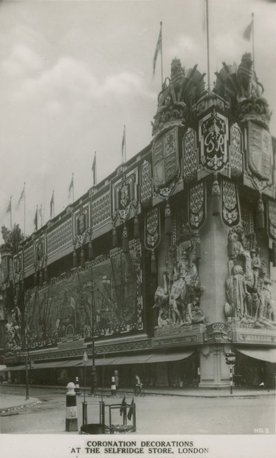 Londra Selfridge mağazasında taç giyme töreni süslemeleri by English Photographer