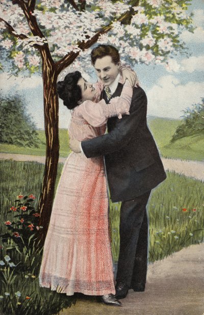 Bir çiçek ağacının altında kucaklayan çift (chromolitho) by English Photographer