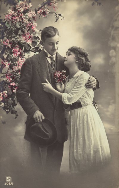 Bir çiçek ağacının altında Çift by English Photographer