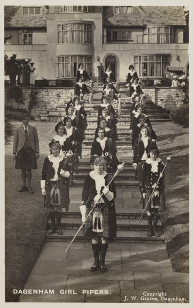 Dagenham Girl Pipers, Essex (s/b fotoğraf) by English Photographer