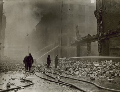 Londra şehrinde hasar by English Photographer
