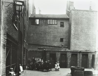 Dufferin Caddesi: Costermongers Binaları, Londra, 1896 by English Photographer
