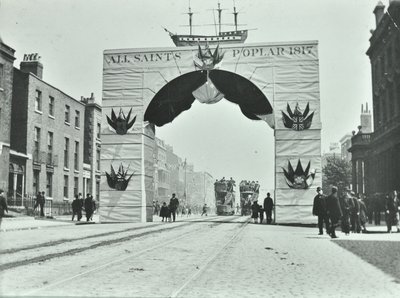 Doğu Hindistan Rıhtım Yolu: geçici kemer, Victoria Diamond Jubilee, 1897 by English Photographer