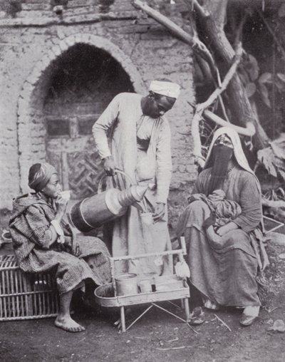 Mısır: Kahire Sokaklarında Türk Kahvesi Sunmak (s/b fotoğraf) by English Photographer