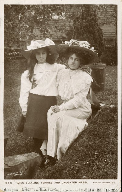 Ellaline Terriss, İngiliz aktris ve şarkıcı kızı Mabel ile birlikte by English Photographer