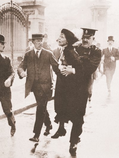 Emmeline Pankhurst'ün Buckingham Sarayı'nın önünde krala dilekçe vermeye çalışırken tutuklanması, 21 Mayıs 1914 (sepya fotoğraf) by English Photographer