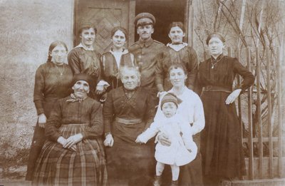 İngiliz askeri, 1. Dünya Savaşı, bir grup yerli, Kuzey Avrupa, muhtemelen Fransa (s/b fotoğraf) by English Photographer