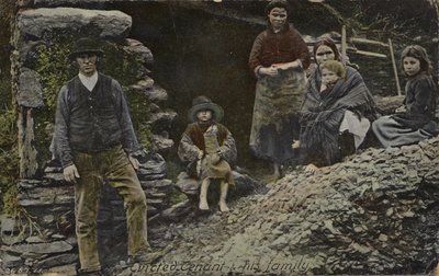 Tahliye edilen kiracı ve ailesi, İrlanda (renkli fotoğraf) by English Photographer