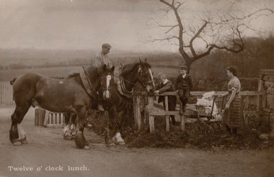 Kırsal kesimde öğle yemeği için çalışmayı bırakan aile (s/b fotoğraf) by English Photographer