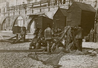 Brighton sahilinde ağlarıyla görüntülenen balıkçılar by English Photographer