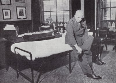 General Sir Edmund Ironside, İmparatorluk Genelkurmay Başkanı, 1939-1940 II. Dünya Savaşı sırasında sık sık uyuduğu Savaş Ofisindeki ofisinde by English Photographer