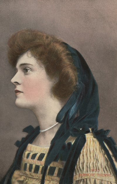 Mavi başlıklı kız (renkli fotoğraf) by English Photographer
