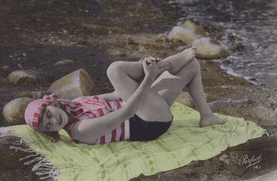 Sahilde havlu üzerinde yatan kız (renkli fotoğraf) by English Photographer