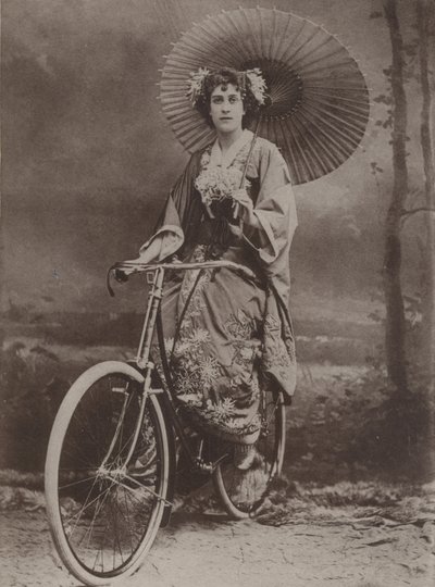 Japon tarzında giyinmiş bisikletli kız by English Photographer