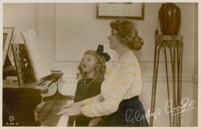 Gladys Cooper ve kız piyanoda by English Photographer