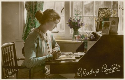 Gladys Cooper masa başında by English Photographer