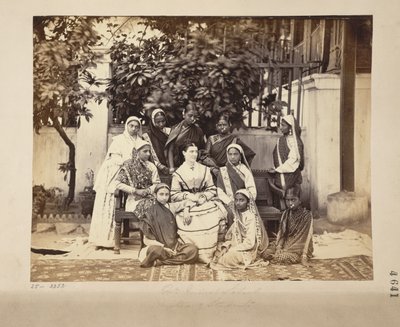 Devlet Normal Okulu, Bombay metresi ve öğrencileri grubu by English Photographer
