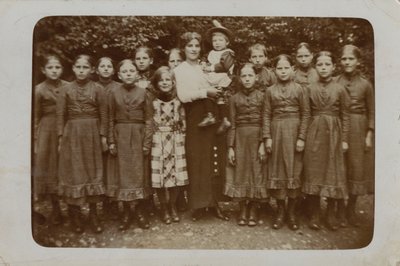 Muhtemelen yetimlerden oluşan bir grup, muhtemelen Barnardo