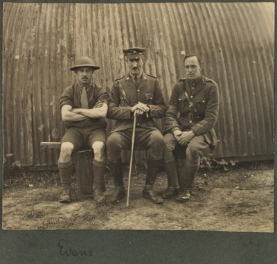 Nissan kulübesinin dışında üç askerden oluşan bir grup, c.1914-18 by English Photographer