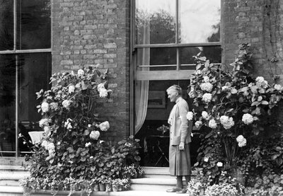 Gulielma Lister evinde, Sycamore House, Leytonstone, 1930 dolayları by English Photographer