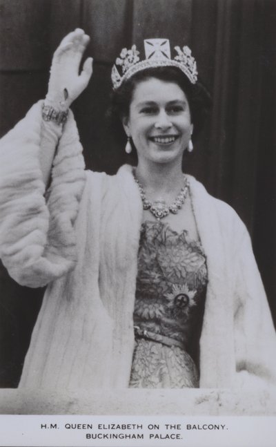 HM Queen Elizabeth balkonda, Buckingham Sarayı (s/b fotoğraf) by English Photographer