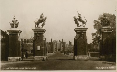 Hampton Court Sarayı Kupa Kapıları by English Photographer