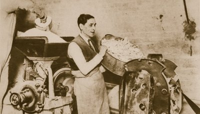 Fısıh için mayasız ekmek hazırlayan İbranice fırın (sepya fotoğrafı) by English Photographer
